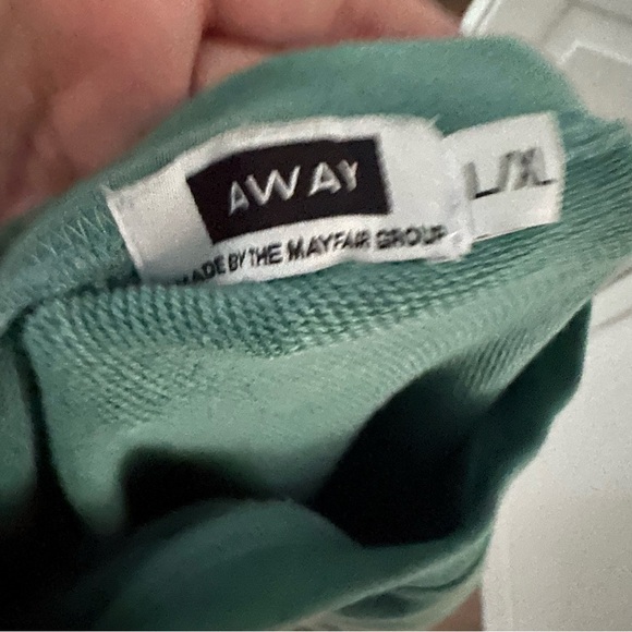 AWAY The Mayfair Group TRAVEL‎ THE WORLD SWEATSHIRT Green - Picture 5 of 5